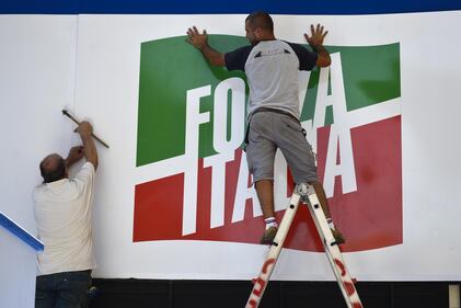Sul palco rispunta il simbolo di Forza Italia 3