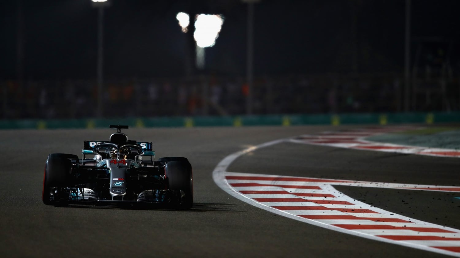 Formula Uno, Hamilton vince anche ad Abu Dhabi. Secondo Vettel, ritiro per Raikkonen