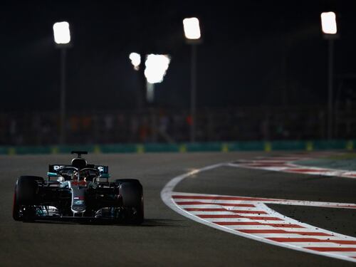 Formula Uno, Hamilton vince anche ad Abu Dhabi. Secondo Vettel, ritiro per Raikkonen