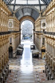 Coronavirus, a Milano la Galleria Vittorio Emanuele è deserta 5