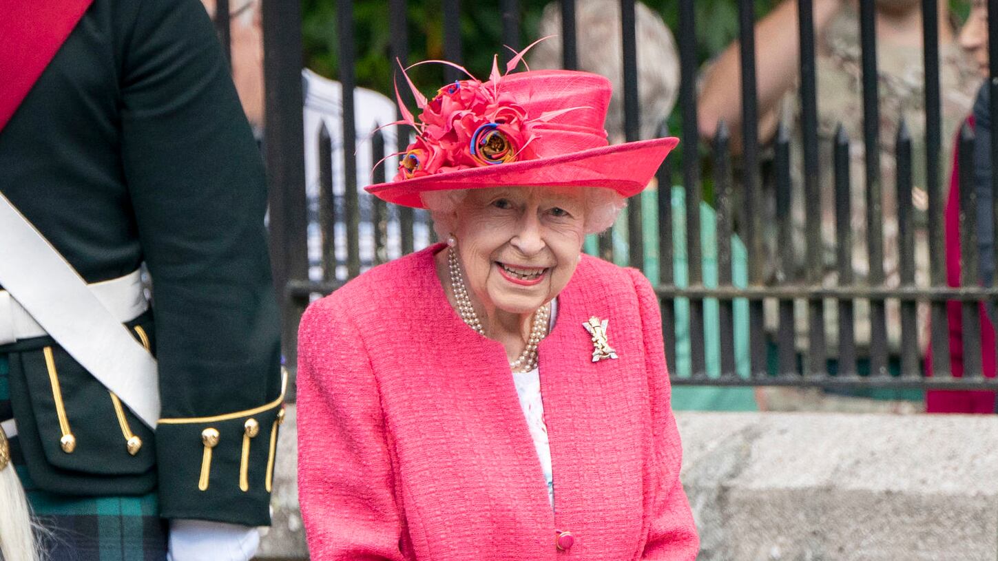 La Regina convoca d'urgenza la famiglia: spunta il piano per bloccare Meghan