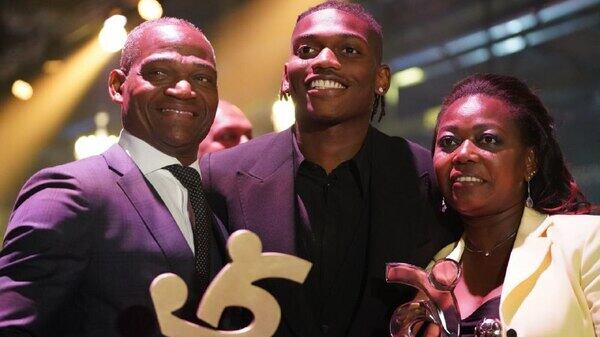 Rafael Leao, se il trofeo è la famiglia