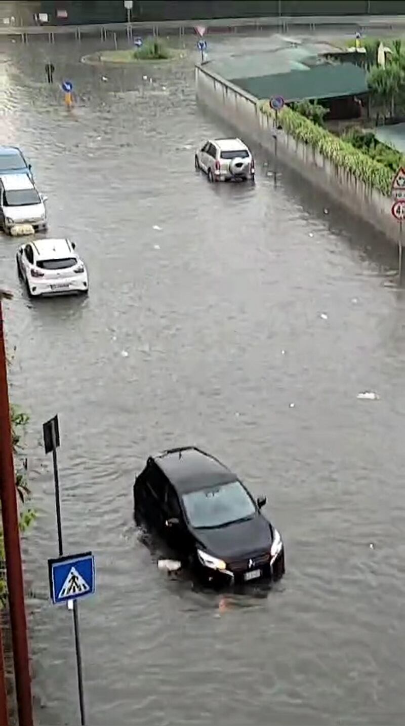 Le strade allagate a Milano per il maltempo 1
