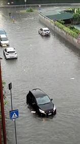 Le strade allagate a Milano per il maltempo 1