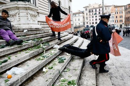Il blitz di Ultima Generazione davanti palazzo Montecitorio: le immagini 5