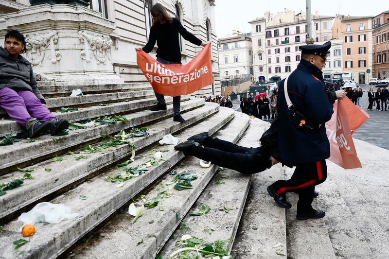 Il blitz di Ultima Generazione davanti palazzo Montecitorio: le immagini 5