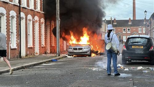 Belfast in rivolta: le immagini delle proteste anti migranti 3