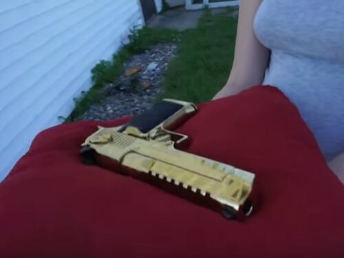 Si fa sparare addosso dalla fidanzata incinta, morto aspirante youtuber