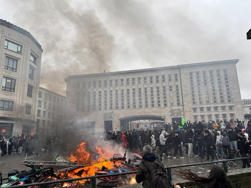 La Francia infetta il Belgio. Guerriglia pure a Bruxelles