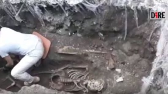 Lo scheletro umano rinvenuto durante uno scavo in piazzale Ostiense