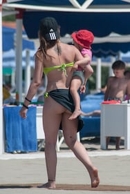 Michelle Hunziker, sexy in spiaggia con le figlie 15