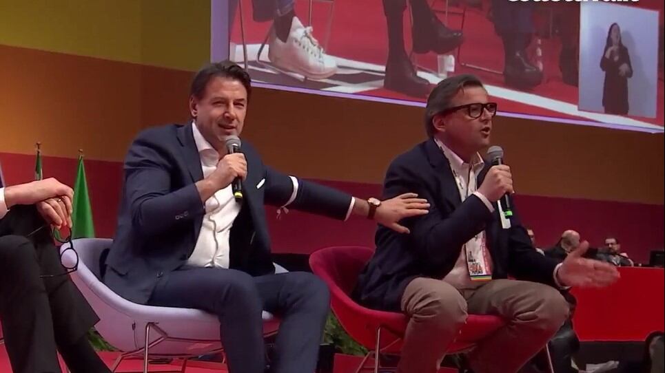 "Vuoi distruggere il M5S", "Fa orrore". Volano gli stracci tra Conte e Calenda