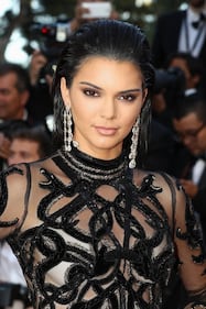 Kendall Jenner sfila sul red carpet di Cannes 2