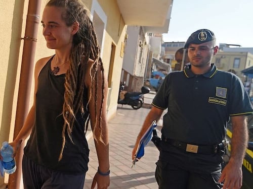 Napoli (e De Magistris) come Parigi Vogliono premiare la Rackete