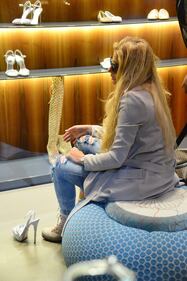 Francesca Cipriani sexy: shopping a Milano 9