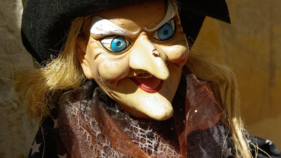 Nonna vestita da strega torturava la nipotina
