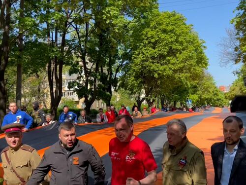 Avanza l'offensiva a Lugansk e Kherson. A Mariupol una mini-parata pro-Cremlino
