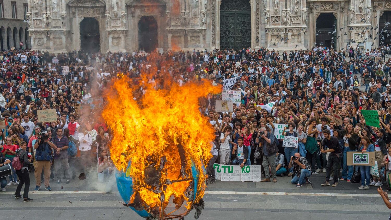 Il falò della vanità vale 35 auto accese