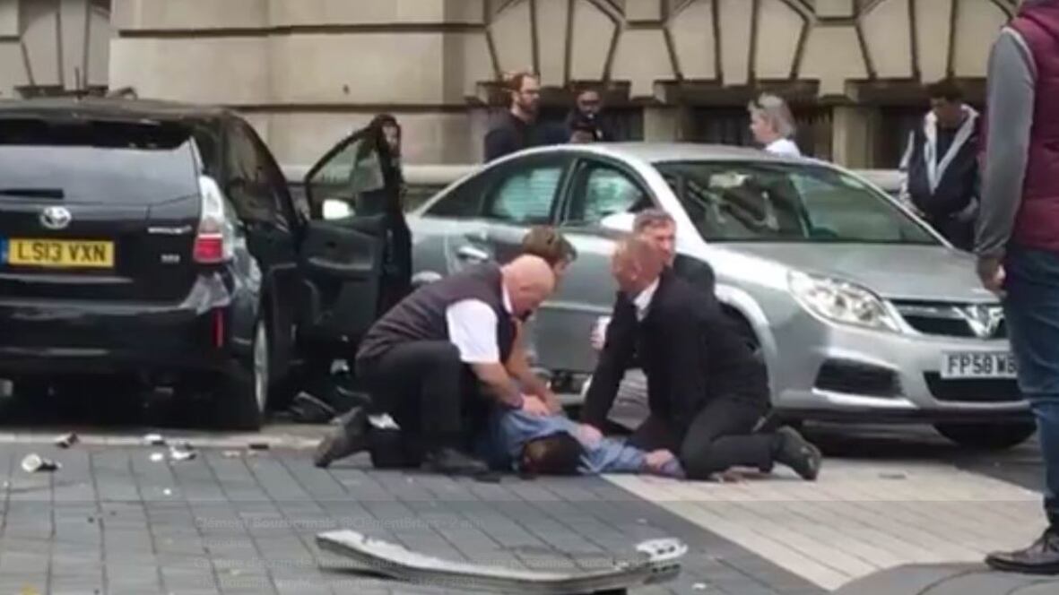 Londra, auto contro i passanti: diversi feriti, arrestato un uomo