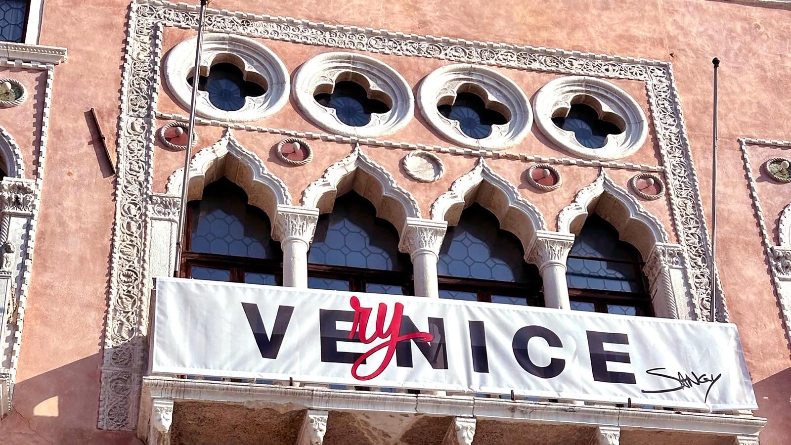 VEryNICE di Sangy: l’installazione sul Canal Grande è l’opera d’arte contemporanea più vista