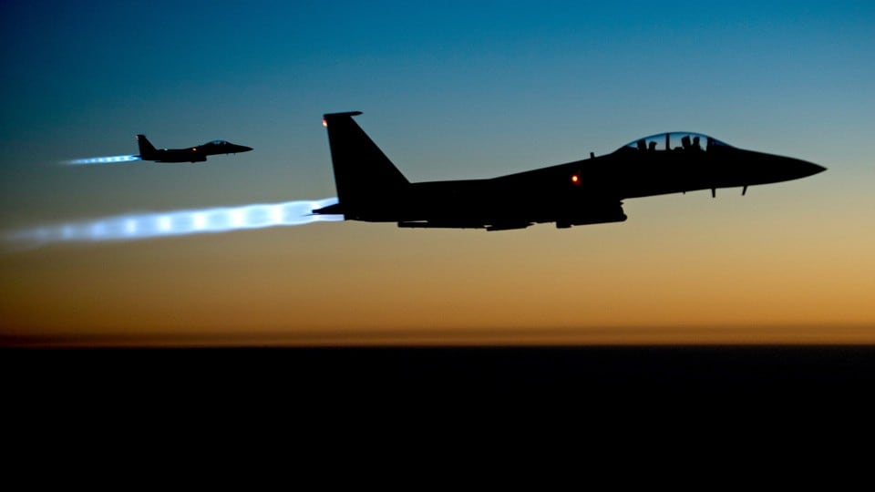 Alta tensione nei cieli: jet russo da guerra intercetta aereo della Marina Usa