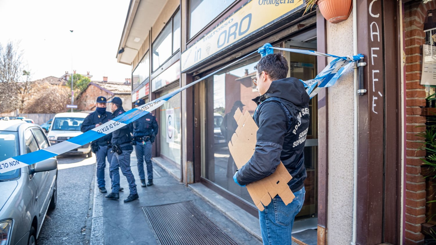 Entrano armati di coltello e rapinano un "Compro oro", tre anziani in ospedale
