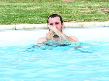 Salvini nuota nella piscina confiscata alla mafia 7