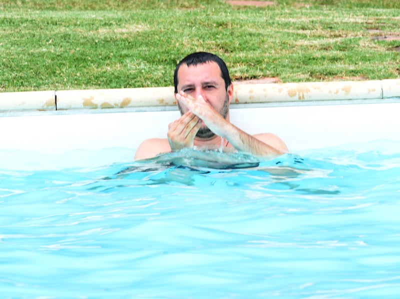 Salvini nuota nella piscina confiscata alla mafia 7