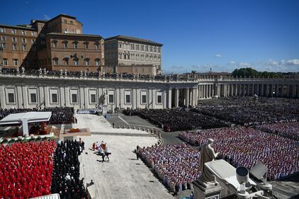 Piazza San Pietro stracolma per le esequie di Papa Francesco 2
