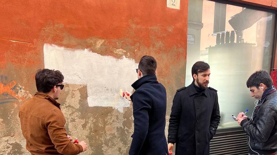La scritta antisemita? Ripulita da Gioventù Nazionale: il gesto di solidarietà
