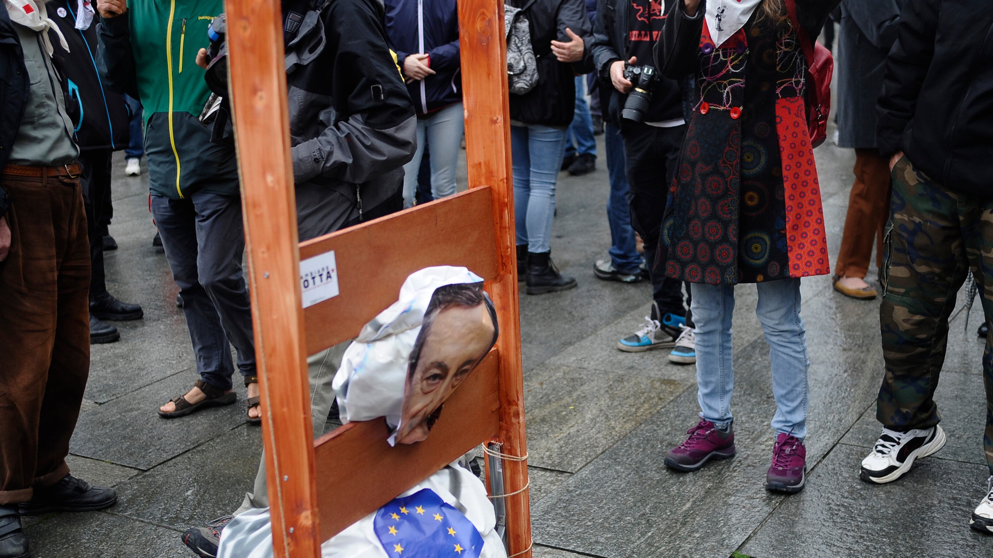 La violenza di anarchici e No Tav: Draghi "decapitato" in piazza