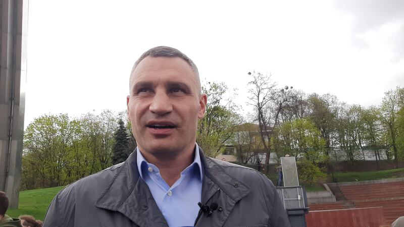 Kiev, "decapita" la statua dell'amicizia tra Ucraina e Russia 2