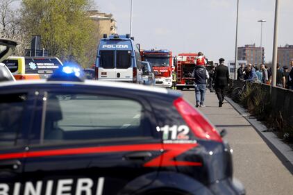 Dà fuoco a un autobus nel milanese: il rogo in strada 11