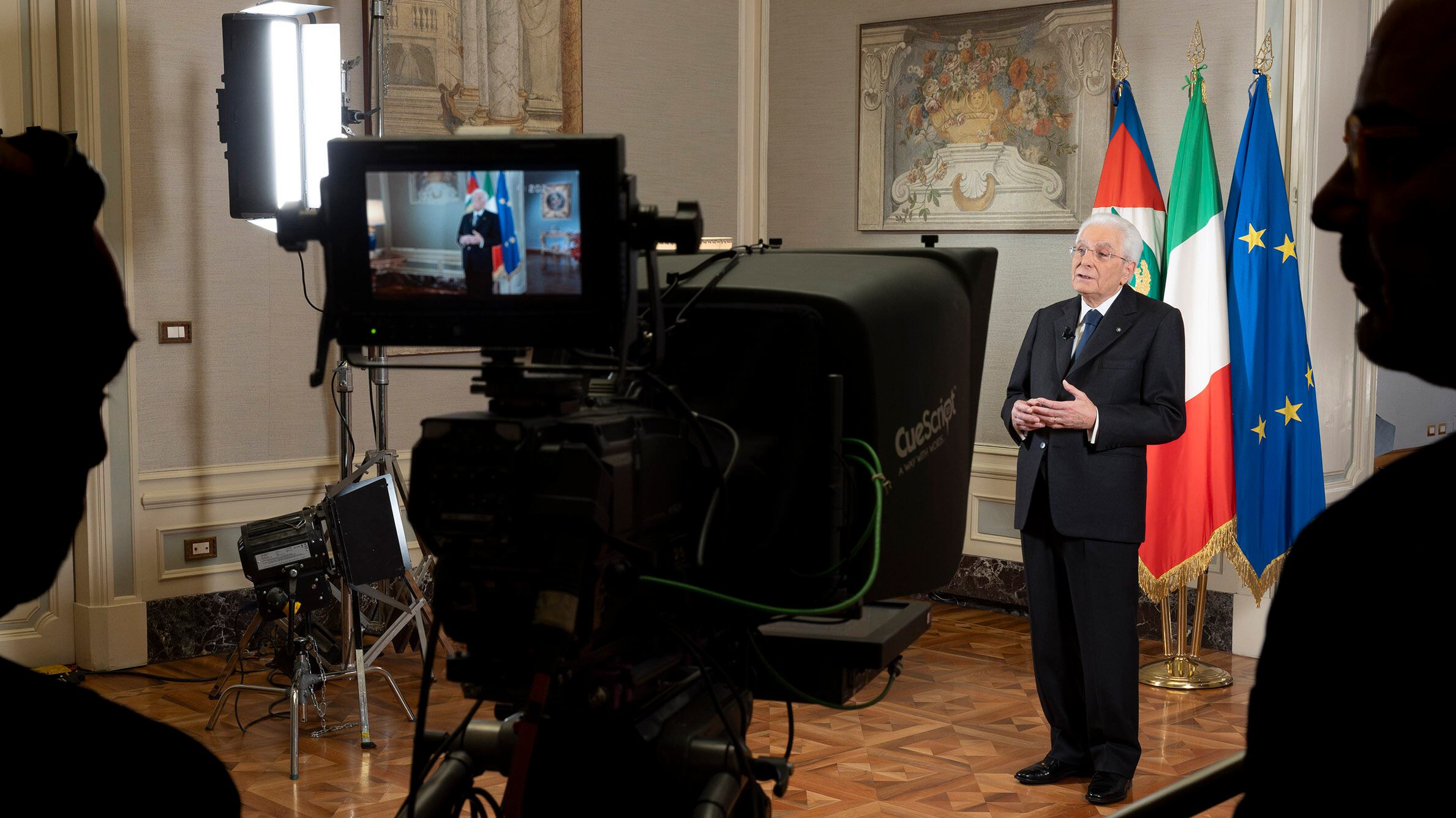 La luce, i fiocchi gialli, i ringraziamenti: i simboli del discorso di Sergio Mattarella