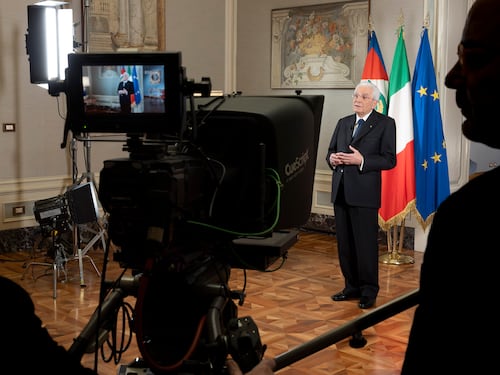 La luce, i fiocchi gialli, i ringraziamenti: i simboli del discorso di Sergio Mattarella