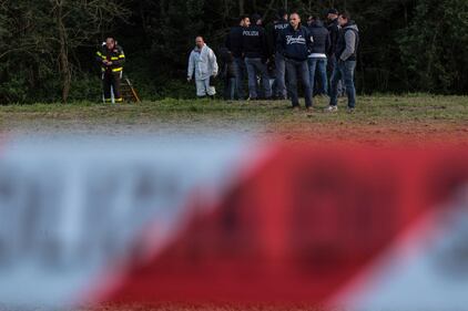 La polizia ispeziona il fosso dove è stato trovato il cadavere della ex modella 9