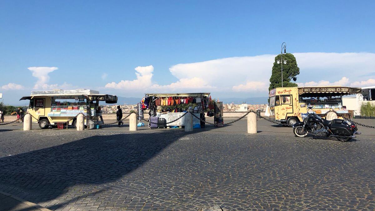Panini, borse e calamite ai piedi di Garibaldi: il degrado del Gianicolo