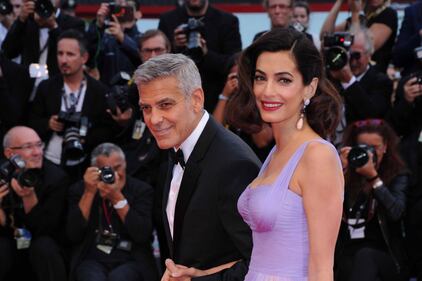 Venezia, George Clooney sul red carpet con Amal 5