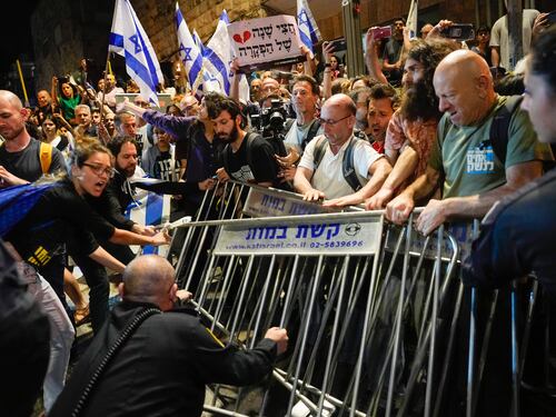 "Via Netanyahu e ostaggi a casa": cresce la rabbia in Israele