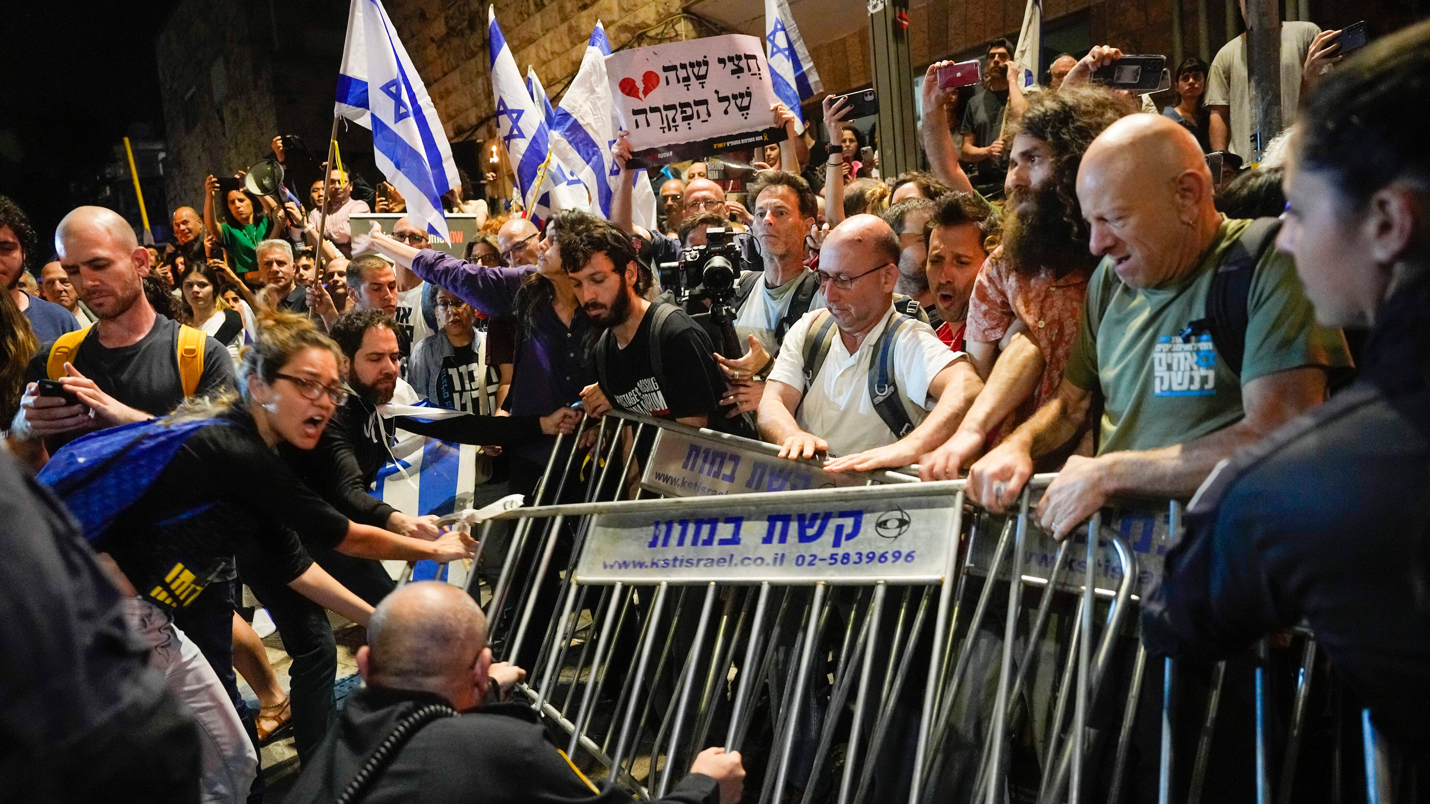 "Via Netanyahu e ostaggi a casa": cresce la rabbia in Israele