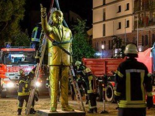 Germania, spunta un Erdogan di 4 metri: rimosso per polemiche