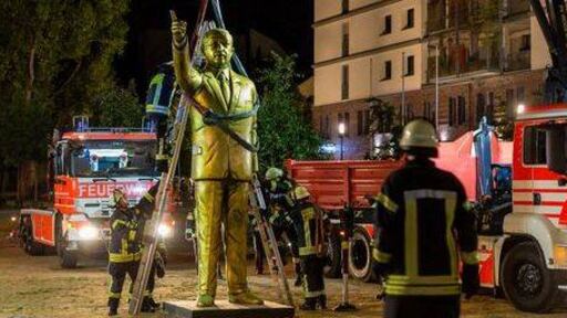 Germania, spunta un Erdogan di 4 metri: rimosso per polemiche