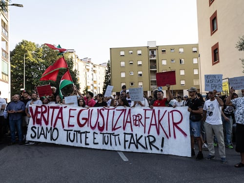 Duemila in marcia per Fakir: “Bologna gli intitoli la strada”