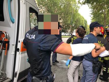 Milano, si dà fuoco in strada: le foto degli agenti feriti 9