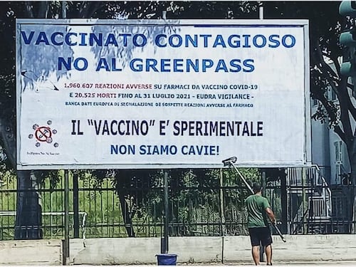 Guerra contro i no-vax in tribunale. E la Murgia se la prende col sindaco