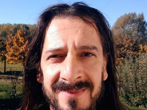 Sgozza i due figli e si uccide. "Hanno provato a scappare"