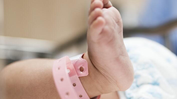 Bimba col tumore in ospedale 8 volte ma per i medici ''finge''