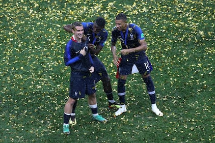 La Francia solleva la Coppa del Mondo: tutte le foto della festa  15