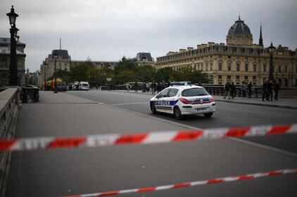 Parigi, strage alla sede della polizia: funzionario uccide 4 persone 4