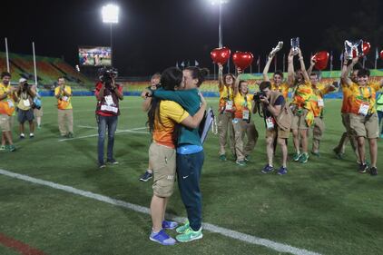 "Mi vuoi sposare?", la proposta di nozze (gay) dopo la finale del rugby 6